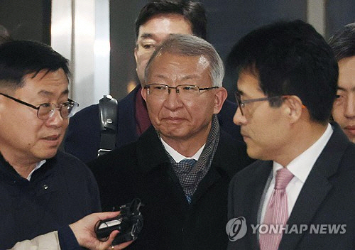 이른바 '사법농단' 재판 1심에서 무죄를 선고받은 양승태 전 대법원장이 지난 1월 26일 오후 서울 서초구 서울중앙지법을 나서고 있다. [사진공동취재단=연합뉴스]